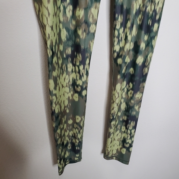 Aerie Offline Olive Green Printed Shine Crossover High Rise 7/8 Leggings - Picture 8 of 10